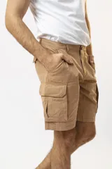 Bermuda color beige con bolsillos laterales tipo cargo, de corte recto.