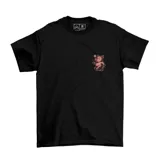Remera negra de algodón con estampa en la espalda de un cerdo silbando, rodeado por la frase "Difícil que el chancho chifle" y el logo "Emexem".