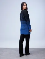 Cardigan largo tejido con rayas en tonos marrón y negro, con bolsillos aplicados.