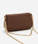 Cartera baguette color marrón con textura croco, asa corta y cadena larga dorada.