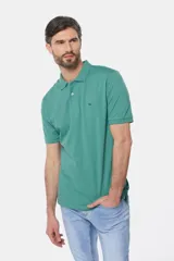 Remera polo color bordó de piqué liso, con cuello en rib y botones personalizados.