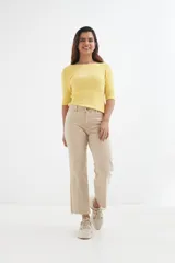 Sweater amarillo de tejido de punto acanalado, con cuello bote y mangas 3/4.
