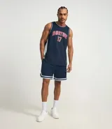 Bermuda deportiva de baloncesto color azul marino con cintura elástica, cordón ajustable y rayas blancas en el bajo. Estampado frontal con la palabra "Boston" y el número 17 en rojo y blanco.