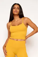 Top deportivo negro tipo musculosa con tirantes finos.