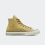 Championes Converse Chuck 70 de caña alta color arena con cordones marrones.