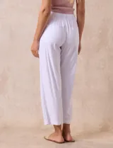 Pantalón blanco liso marca Dash, con pretina trasera elastizada y bolsillos delanteros y traseros. Corte cropped.