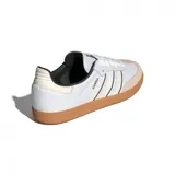 Zapatillas Adidas Samba Og blancas con puntera de gamuza color crema, detalles en negro y suela de goma marrón.
