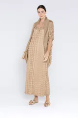 Vestido largo dorado con textura metalizada, escote en V y capa a juego.