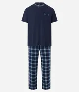 Conjunto de pijama largo para hombre, compuesto por una remera de manga corta azul marino con bolsillo en el pecho y un pantalón largo con cintura elástica y estampado de cuadros azules y blancos.