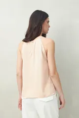 Musculosa negra con breteles finos y escote con abertura en forma de gota.