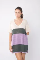 Vestido corto tejido a crochet con escote en V, mangas cortas y tajos laterales. Diseño a rayas horizontales en color crudo, verde y lila.