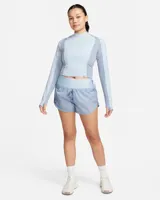 Short de running Nike Trail, color celeste con estampado abstracto en azul y gris. Cuenta con tecnología repelente al agua, cintura elástica con cordón ajustable, tres bolsillos internos y un bolsillo con cierre en el muslo derecho.