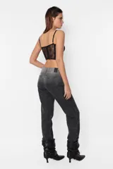 Corset negro de encaje con recortes y ballenas. Tazas forradas con aro metálico interno media copa. Terminaciones con elástico partido y breteles elásticos regulables. Acceso por espalda mediante ganchos lenceros. Detalle de terminación con portaligas.