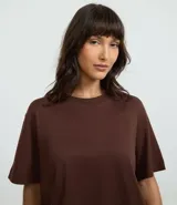 Remera gris de corte cuadrado, cuello redondo y mangas cortas.