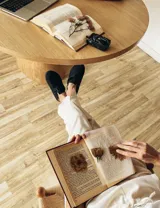 Suecos marrones de gamuza con hebilla lateral ajustable y suela de goma negra.