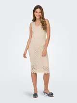 Vestido midi de punto color beige, con cuello en V y sin mangas.