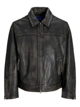 Campera de cuero negro con efecto desgastado, cuello clásico, cierre frontal con cremallera, bolsillos laterales con cremallera y puños con cremallera.