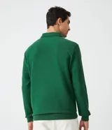 Buzo verde de algodón para hombre, modelo comfort con cuello polo con cremallera, mangas largas, bolsillo frontal y puños ajustados.