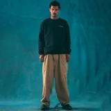 Buzo negro de cuello redondo con logo Kaboa Industries estampado en el pecho.