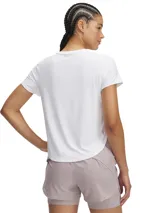 Remera blanca de mangas cortas para running, con tejido que aleja el calor de la piel.