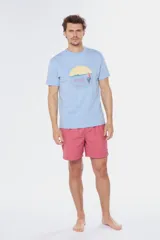 Short de baño color coral con cintura elástica y cordón ajustable.