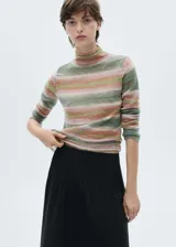 Jersey de punto fino con estampado de rayas horizontales en tonos verde, rosa y naranja. Tiene cuello alto y corte recto.