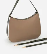 Bolso hobo mediano color beige, con asa corta al hombro y asa larga desmontable. Cierre superior con cremallera y detalles laterales contrastantes.