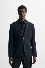 Blazer regular fit confeccionado en tejido con 17% de lana. Cuello con solapas de muesca. Manga larga acabada en puño con detalle de botones. Bolsillo de vivo en pecho y de solapa en cadera. Detalle bolsillo interior. Bajo con aberturas en espalda. Cierre frontal con botones.