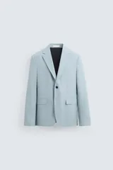 Blazer slim fit color celeste confeccionada en tejido con viscosa. Cuello con solapas de muesca. Manga larga acabada en puño con detalle de botones. Bolsillo de vivo en pecho y de solapa en cadera. Detalle bolsillo interior. Bajo con aberturas en espalda. Cierre frontal con botones.