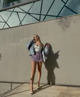 Minifalda con flecos y short debajo, color lila con strass y cinturón.