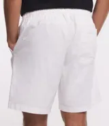 Bermuda blanca de sarga lavada con lazo en la cintura y bolsillos laterales.