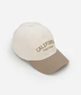 Gorra de sarga color beige con visera marrón, bordado frontal con la inscripción "California West Coast" en marrón y ajuste trasero.