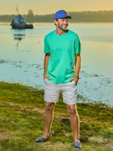 Remera verde esmeralda de algodón con cuello redondo y manga corta.