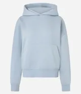 Buzo de algodón y poliéster color celeste, con capucha estructurada, bolsillo canguro delantero y puños canelados.