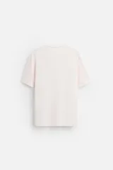 Camiseta marrón de punto de algodón, corte recto, cuello redondo y manga corta con terminaciones en rib.