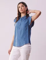 Blusa celeste de lyocell con cuello camisero, abertura con botones y volados en las sisas.