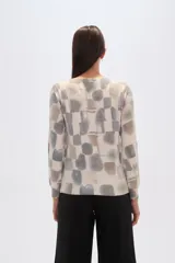 Sweater de manga larga con cuello redondo y estampado animal print abstracto en tonos blanco y marrón/malva.