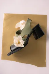 Sandalia con plataforma color verde militar y negro, con taco cuadrado y tiras de neopreno y cuero.