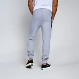 Pantalón de jogging negro con puños ajustados, cintura con cordón ajustable y escudo del Club Atlético Peñarol bordado en amarillo en el muslo izquierdo.