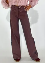 Pantalón de jean acampanado color ladrillo con bolsillos delanteros y traseros.