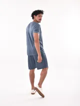 Remera gris de poliéster con cuello redondo y mangas cortas.