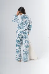 Pijama de algodón estampado, compuesto por una camisa de manga larga con botones y un pantalón recto con elástico en la cintura.