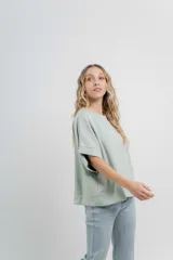 Buzo verde agua de algodón grueso, manga corta y corte oversize.