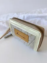 Billetera pequeña de cuero color beige con cierre metálico y monedero interno.