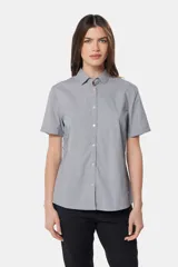 Camisa entallada de manga corta con rayas verticales celestes y blancas.