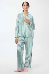 Pantalón de pijama largo con cintura elastizada y cordón de ajuste. Diseño a rayas verticales blancas y verde agua.