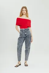 Top tejido de viscosa color rojo, con escote off-shoulder y corte crop.