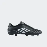 Championes de fútbol Umbro Classico III HG, color negro con detalles en blanco.