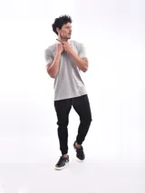 Pantalón jogger de denim azul con cintura elástica ajustable con cordón blanco, bolsillos laterales y puños elásticos.