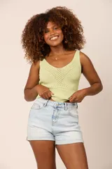 Short de jean celeste con licra, tiro alto y ruedo desflecado.